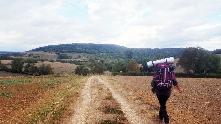 Largas jornadas de camino atravesando calles y campos
