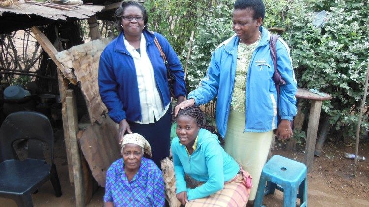 Olinda con Flora, enfermera de Reencuentro, una abuela y la nieta huérfana