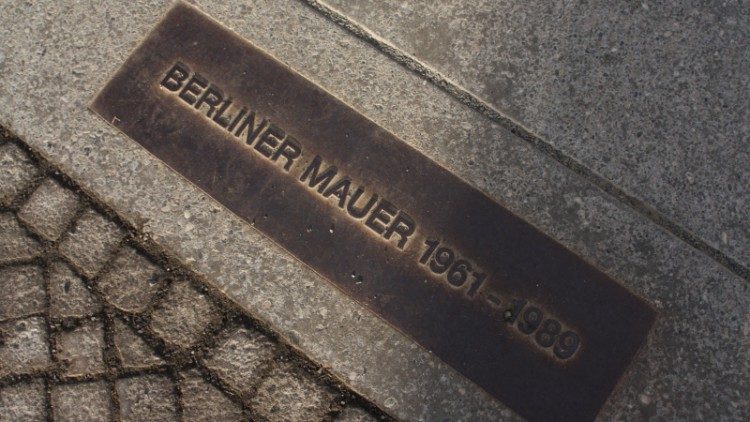 En Berlín, donde ya no hay un muro, las placas conmemorativas en las calles recuerdan su existencia pasada.