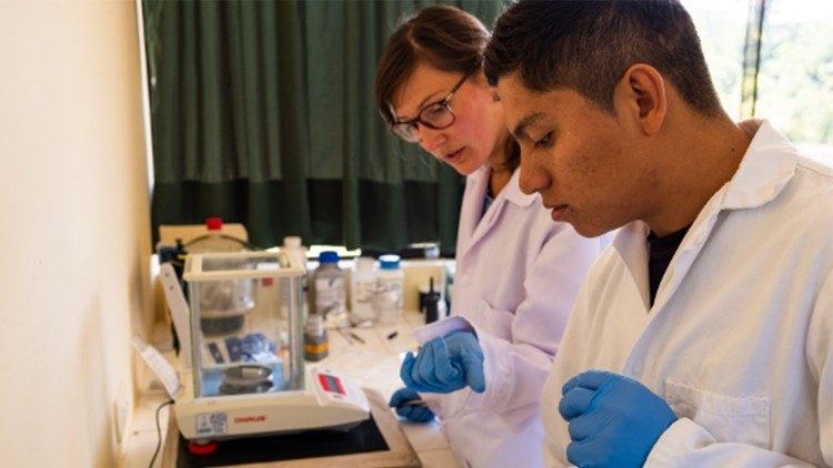 Miembros del equipo internacional trabajan en el laboratorio