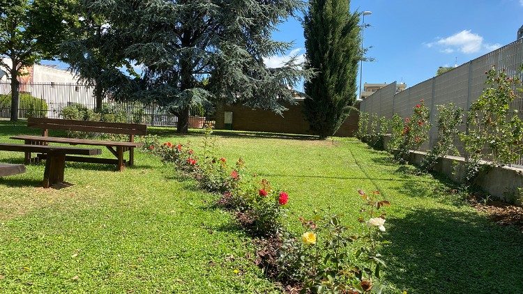 Parte de la rosaleda del Jardín de la Laudato si'